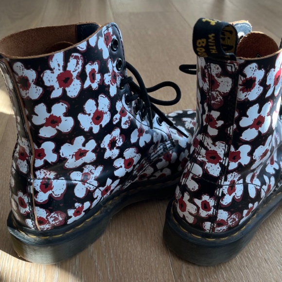 Dr. Martens womens size 7 - Picture 3 of 3